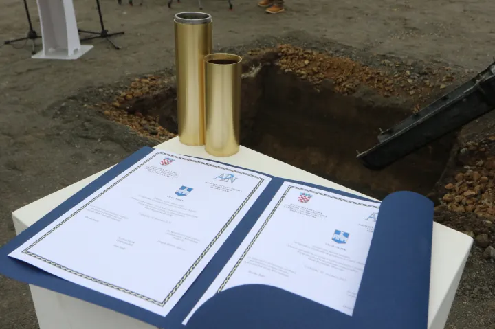 Osijek, 01. 12. 2025, Plac na uglu Dunavske i Vinkovačke. Ministar Branko Bačić položio kamen temeljac za POS-ove na Vinkovačkoj.snimio GOJKO MITIĆ