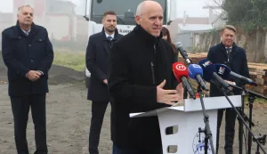 Osijek, 01. 12. 2025, Plac na uglu Dunavske i Vinkovačke. Ministar Branko Bačić položio kamen temeljac za POS-ove na Vinkovačkoj. Branko Bačić.snimio GOJKO MITIĆ