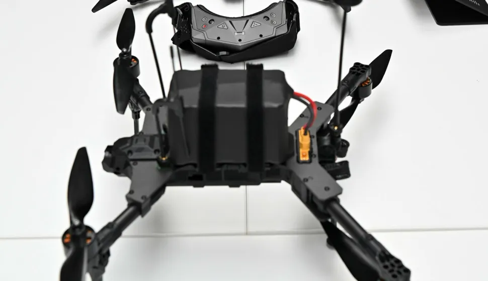 Potpredsjednik Vlade Republike Hrvatske i ministar obrane Ivan Anušić posjetio je danas, 25. srpnja 2025. u Osijeku tvrtku Orqa koja razvija i proizvodi FPV dronove kojima Ministarstvo obrane oprema Hrvatsku vojsku.