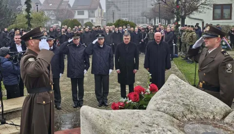 Polaganjem vijenaca i paljenjem svijeća podno spomenika poginulim hrvatskim braniteljima u sredi&scaron;tu Otoka, u nazočnosti hrvatskog predsjednika i vrhovnog zapovjednika Oružanih snaga RH Zorana Milanovića, obilježena je 34. obljetnica pogibije pilota Marka Živkovića i Mirka Vuku&scaron;ića te padobranaca Rade Grive i Ante Plazibata, prvih hrvatskih zrakoplovaca koji su poginuli u Domovinskom ratu.2025.