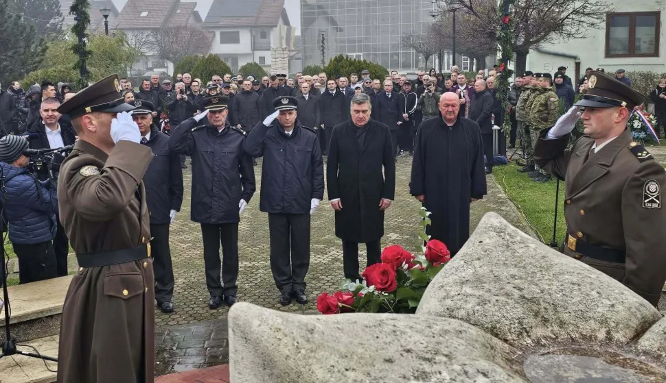 Polaganjem vijenaca i paljenjem svijeća podno spomenika poginulim hrvatskim braniteljima u središtu Otoka, u nazočnosti hrvatskog predsjednika i vrhovnog zapovjednika Oružanih snaga RH Zorana Milanovića, obilježena je 34. obljetnica pogibije pilota Marka Živkovića i Mirka Vukušića te padobranaca Rade Grive i Ante Plazibata, prvih hrvatskih zrakoplovaca koji su poginuli u Domovinskom ratu.2025.
