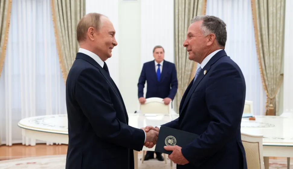 epa12285841 Russian President Vladimir Putin (L) and U.S. Special Envoy for the Middle East Steve Witkoff shake hands before a meeting at the Kremlin in Moscow, Russia, 06 August 2025. EPA/GAVRIIL GRIGOROV/SPUTNIK/KREMLIN POOL MANDATORY CREDIT