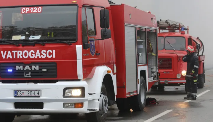 Cepin, 19. 11. 2020, Osjecka ulica 90 u Cepinu. Izgorila kuca. Pozar,intervencija u tijeku, vatrogasci, policija. U gasenju pozara je sudjelovala vatrogasna jedinica DVD Cepin.snimio GOJKO MITIĆ