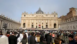 26 April 2025, Vatican, Vatikanstadt: The faithful have gathered in St. Peter's Square before the start of the funeral mass for the late Pope Francis. After the funeral service and the funeral procession with the coffin through the streets, the body is laid to rest in the Basilica of Santa Maria Maggiore. Photo: Oliver Weiken/dpa Photo: Oliver Weiken/DPA