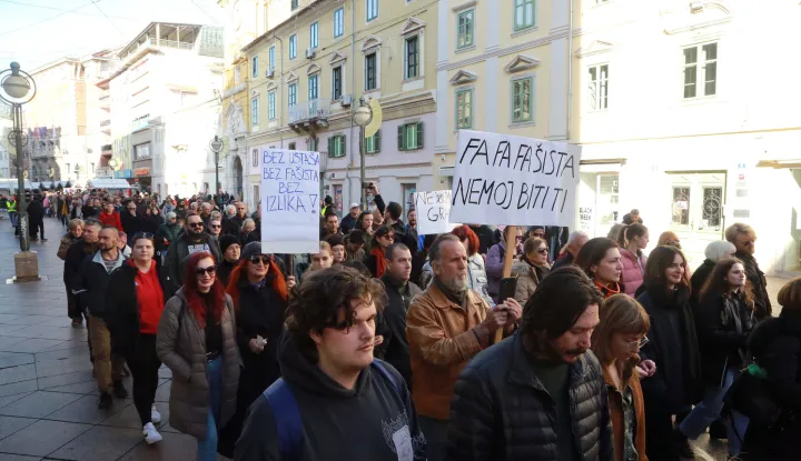 Rijeka, 30.11.2025. - U organizaciji Inicijative Ujedinjeni protiv fa&scaron;izma održao se prosvjedni mar&scaron; u Rijeci na ruti Jadranski trg - Korzo - Spomenik oslobođenja. foto HINA/ Miljenko KLEPAC/ mk
