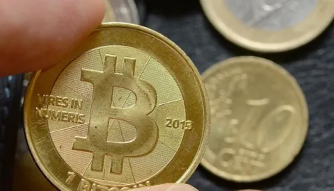 ILLUSTRATION -?A Bitcoin and Euro coins are photographed during the 'Bitcoin Exchange Berlin' at the Betahaus in Berlin, Germany, 24 November 2013. The 'Bitcoin Exchange Berlin' is an offline exchange for Bitcoin trade that takes place monthly. Photo: JENS?KALAENE | usage worldwide/DPA/PIXSELL------2 st color ekonomija
