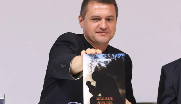 Osijek, 11. 11. 2025, Pastroralni centar Crkve Preslavnog Imena Marijaina, Crkvena ulica. Promocija prvijenca vlč. Ivana Benakovića, Ranjeni čovjek. Vlč. Ivan Benaković.snimio GOJKO MITIĆ