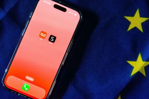 ILLUSTRATION - 29 July 2025, Belgium, Br?ssel: The logos of the online platforms Temu and Shein can be seen on the screen of a smartphone resting on an EU flag. Both e-commerce providers from China are coming under increasing scrutiny in Europe for data protection, product safety and fair competition. Photo: Alicia Windzio/dpa Photo: Alicia Windzio/DPA