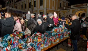 Podjela blagdanskih paketića mališanima u Vukovaru- fotka iz arhive