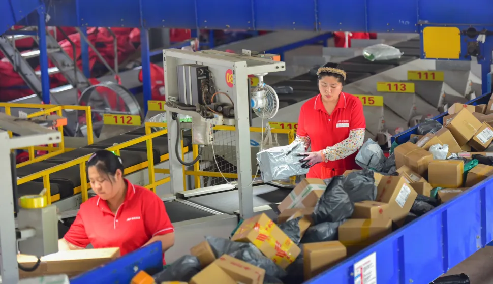 QINGZHOU, CHINA - JUNE 18, 2025 - Workers are sorting packages on the assembly line of a Courier company in Qingzhou City, Shandong Province, China on June 18, 2025. (Photo by CFOTO/Sipa USA) Photo: Costfoto/SIPA USA
