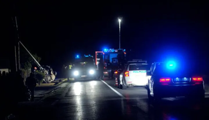 22.09.2012., Alilovci - Jedna je osoba poginula, a druga zadobila teske tjelesne povrede u prometnoj nesreci koja se sinoc oko 11,30 sati dogodila na ulazu u naselje Alilovci iz smjera Kaptola. Automobil marke BMW od siline udarca je srusio betonski stup za struju, a vatrogasci su se namucili da iz hrpe metala izvuku prezivjelog. Akcija izvlacenja trajala je vise od sat i pol.Photo: Dusko Mirkovic/PIXSELL