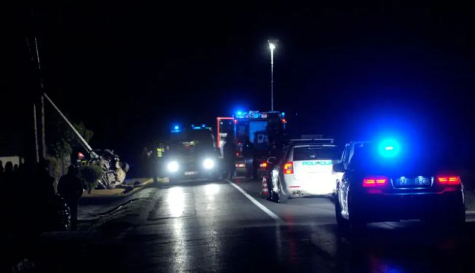 22.09.2012., Alilovci - Jedna je osoba poginula, a druga zadobila teske tjelesne povrede u prometnoj nesreci koja se sinoc oko 11,30 sati dogodila na ulazu u naselje Alilovci iz smjera Kaptola. Automobil marke BMW od siline udarca je srusio betonski stup za struju, a vatrogasci su se namucili da iz hrpe metala izvuku prezivjelog. Akcija izvlacenja trajala je vise od sat i pol.Photo: Dusko Mirkovic/PIXSELL