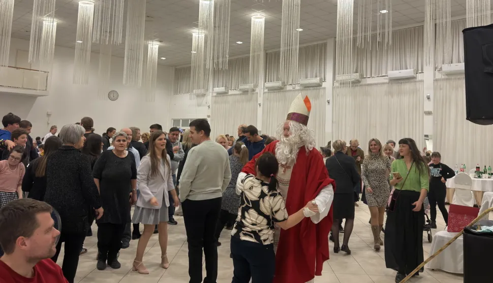 SLAVONSKI BRODUoči Međunarodnog dana osoba s invaliditetom, uz svečanu sjednicu Povjerenstva za osobe s invaliditetom Grada Slavonskog Broda, održana je i prigodna proslava u svečanoj dvorani Bukovlje.prosinac 2025.