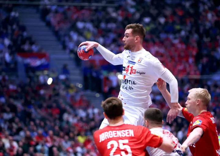 Oslo, 02.02.2025 - Finale Svjetskog rukometnog prvenstva, Hrvatska - Danska. Na slici +s25+, Tin Lučin, Magnus Saugstrup Jensen.foto HINA/ Damir SENČAR/ ds