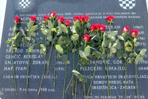 snimio Davor KIBEL,Osijek, 05.12.2017. A. Hebranga 32Branitelji, Vrkić, Anuić, pale svijeće u čast braniteljima poginulim u umi Rosinjača