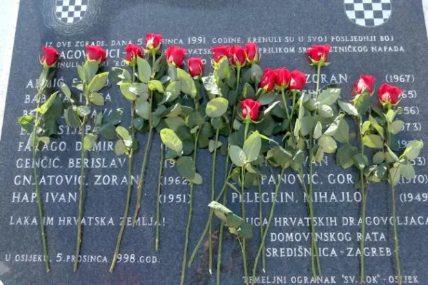 snimio Davor KIBEL,Osijek, 05.12.2017. A. Hebranga 32Branitelji, Vrkić, Anuić, pale svijeće u čast braniteljima poginulim u umi Rosinjača