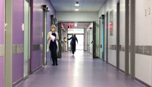 Osijek, 05. 11. 2025., KBC, bolnica; bolničk; bolest; pandemija; epidemija; ilustracija; hodnik; slobodnjak, slobodnjaci,  SNIMIO BRUNO JOBST