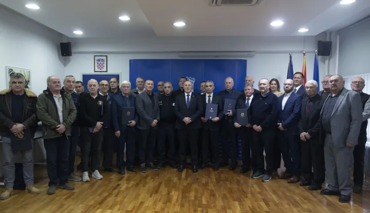 Zagreb, 02.12.2025 - Potpredsjednik Vlade i ministar hrvatskih branitelja Tomo Medved uručio je braniteljske zahvalnice postrojbama iz Domovinskog rata za sudjelovanje u obrani i oslobođenju Lipika 1991. godine, te nakon svečanosti uručenja braniteljskih zahvalnica, ministar Medved je uručio i ugovore o sufinanciranju uređenja Spomen-parka Domovinskog rata u Lipiku i Spomen-sobe Domovinskog rata pože&scaron;kog kraja u Požegi predstavnicima gradova Lipik i Požega. Na fotografiji Tomo Medved.foto HINA/ Daniel KASAP/ dk