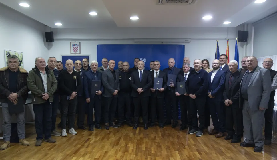 Zagreb, 02.12.2025 - Potpredsjednik Vlade i ministar hrvatskih branitelja Tomo Medved uručio je braniteljske zahvalnice postrojbama iz Domovinskog rata za sudjelovanje u obrani i oslobođenju Lipika 1991. godine, te nakon svečanosti uručenja braniteljskih zahvalnica, ministar Medved je uručio i ugovore o sufinanciranju uređenja Spomen-parka Domovinskog rata u Lipiku i Spomen-sobe Domovinskog rata požeškog kraja u Požegi predstavnicima gradova Lipik i Požega. Na fotografiji Tomo Medved.foto HINA/ Daniel KASAP/ dk