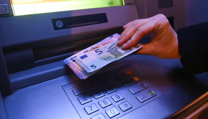 RIJEKA 11.01.2024. Ilustracija podizanja novca. Snimila: Ana Krizanec