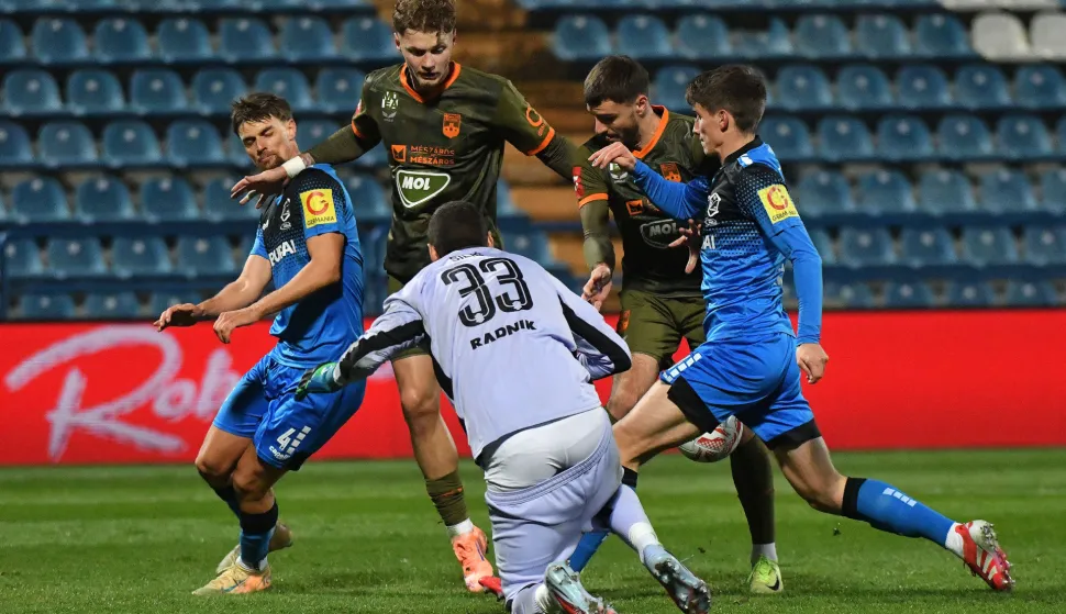 03.12.2025., stadion Varteks, Varazedin - SuperSport Hrvatski nogometni kup, osmina finala, NK Varazdin - NK Osijek. Luka Skaricic, Anton Matkovic i Milos Jovicic Photo: Vjeran Zganec Rogulja/PIXSELL