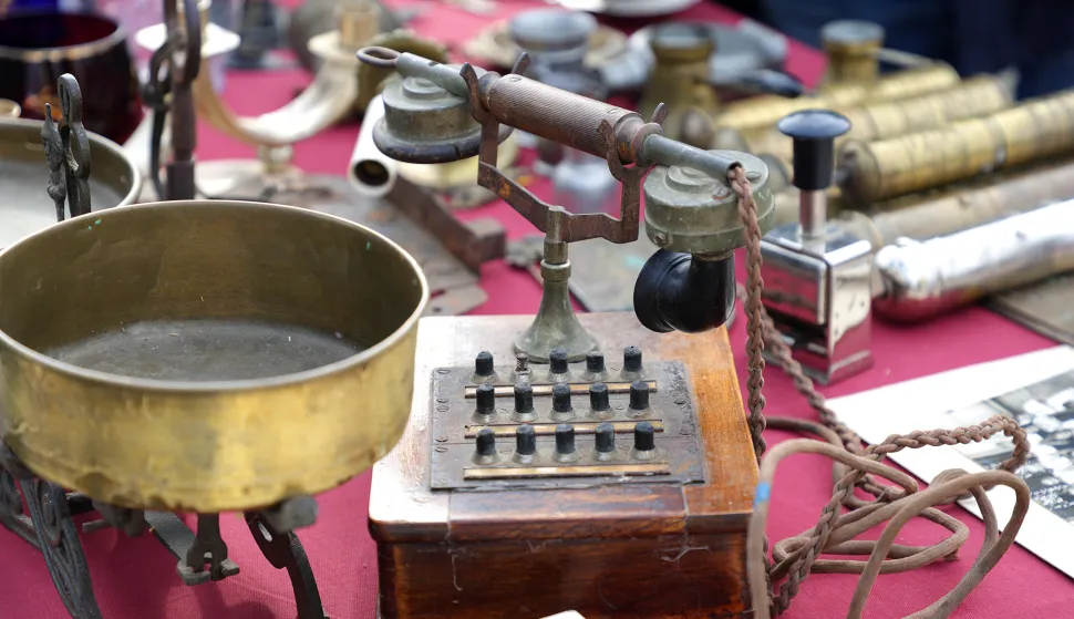 Osijek, 02. 03. 2024., kod Skoljke, sajam antikviteta, stari telefonSNIMIO BRUNO JOBST