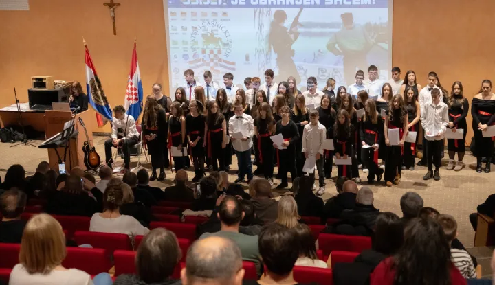 Osijek, 3. 12. 2025., Godi&scaron;njica obrane Osijeka, Časnički zbor, Vikarijat Osijekzbor; &scaron;kolarci; godi&scaron;njica