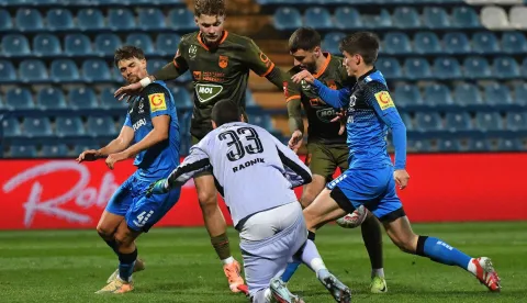 03.12.2025., stadion Varteks, Varazedin - SuperSport Hrvatski nogometni kup, osmina finala, NK Varazdin - NK Osijek. Luka Skaricic, Anton Matkovic i Milos Jovicic Photo: Vjeran Zganec Rogulja/PIXSELL
