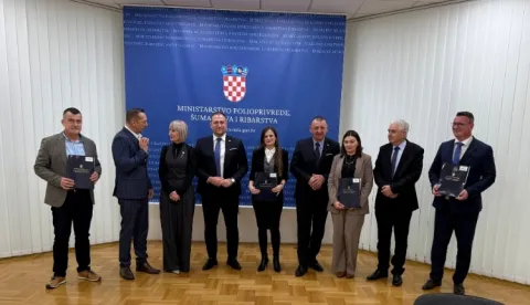 Potpredsjednik Vlade i ministar poljoprivrede, šumarstva i ribarstva David Vlajčić, danas je u Zagrebu uručio ugovore korisnicima državnih potpora namijenjenih jačanju sektora stočarstva. Riječ je o ukupno preko 900 tisuća eura vrijednim ugovorima dodijeljenim kroz dvije ključne mjere kojima se podupiru županijski programi te rad uzgojnih udruženja.