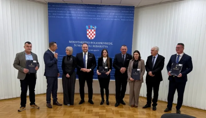 Potpredsjednik Vlade i ministar poljoprivrede, &scaron;umarstva i ribarstva David Vlajčić, danas je u Zagrebu uručio ugovore korisnicima državnih potpora namijenjenih jačanju sektora stočarstva. Riječ je o ukupno preko 900 tisuća eura vrijednim ugovorima dodijeljenim kroz dvije ključne mjere kojima se podupiru županijski programi te rad uzgojnih udruženja.