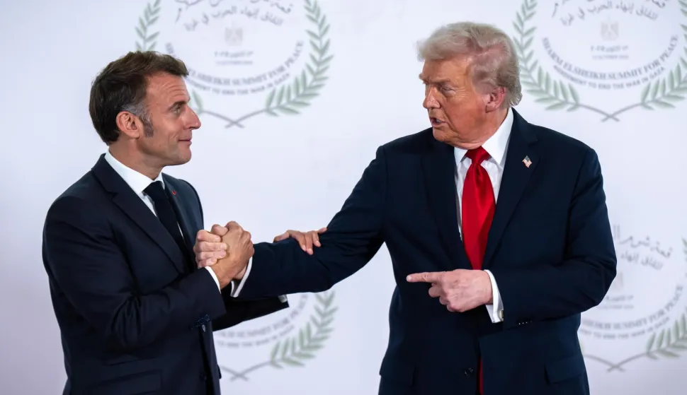 14 October 2025, Egypt, Scharm El Scheich: US President Donald Trump (r) takes part in the Gaza summit chaired by Egypt's President Al-Sisi alongside Emmanuel Macron, President of France. Photo: Michael Kappeler/dpa Photo: Michael Kappeler/DPA