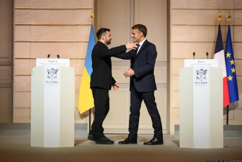 French President Emmanuel Macron and Ukraine's President Volodymyr Zelensky during a press conference at the Elysee Palace in Paris, France on December 1, 2025. © Eliot Blondet/Pool/Bestimage Photo: Eliot Blondet/Pool/Bestimage/BESTIMAGE