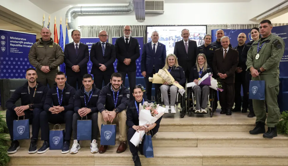 Zagreb, 04.12.2025 - Potpredsjednik Vlade i ministar unutarnjih poslova Davor Božinović susreo se s pripadnicima Ministarstva unutarnjih poslova RH vrhunskim sportašima i parasportašicama, povodom njihovih osvajanja medalja na recentnim sportskim natjecanjima.foto HINA/ Damir SENČAR/ ds