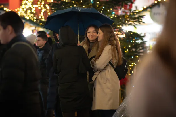 Osijek, 4. 10. 2025., Koncert ToMa, Advent u TvrđiToMa; advent; koncert; Tvrđa; kiša; posjetitelji; glazba