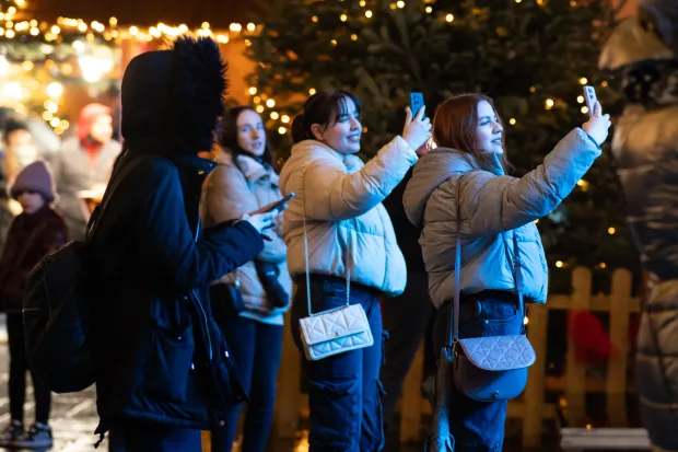 Osijek, 4. 10. 2025., Koncert ToMa, Advent u TvrđiToMa; advent; koncert; Tvrđa; kiša; posjetitelji; glazba