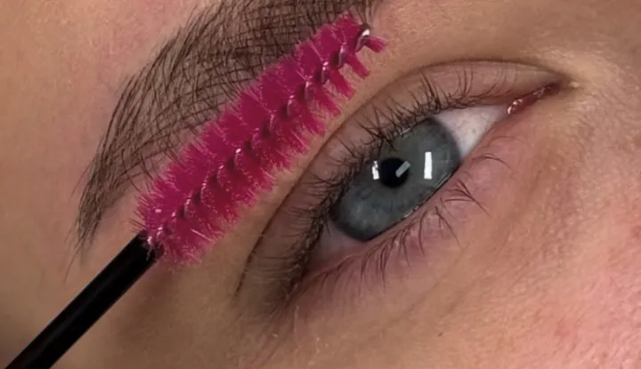 Marija Veber &ndash; prva u Slavoniji i Baranji koja izvodi Hairstroke tehniku obrva