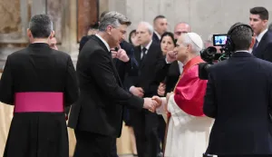 Vatikan, 18.05.2025 - Predjednik Vlade Andrej Plenković sudjelovao je na svetoj misi ustoličenja Svetog Oca, pape Lava XIV., novog poglavara Katoličke Crkve. Na slici premijer Andrej Plenković, papa Lav XIV.foto HINA/ ds