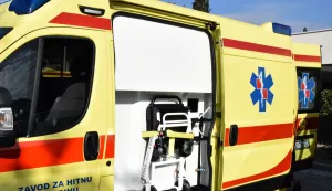 Dubrovnik, 15.10.2025. – Dubrovačko-neretvanski župan Blaž Pezo uručio je u srijedu u Dubrovniku ravnatelju županijskog Zavoda za hitnu medicinu Luki Luliću ključeve osam novih vozila. Foto HINA/Baldo MARUNČIĆ