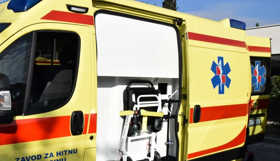 Dubrovnik, 15.10.2025. – Dubrovačko-neretvanski župan Blaž Pezo uručio je u srijedu u Dubrovniku ravnatelju županijskog Zavoda za hitnu medicinu Luki Luliću ključeve osam novih vozila. Foto HINA/Baldo MARUNČIĆ