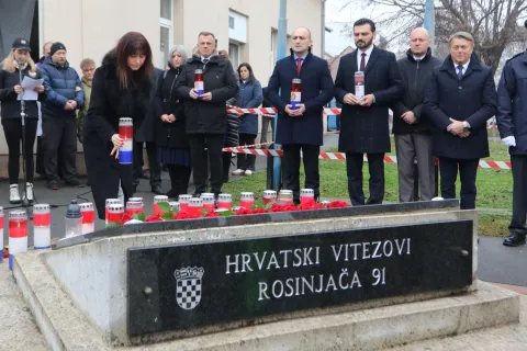 Osijek, 05. 12. 2025, Hebrangova 32, Počast Rosinjači, Dan obrane grada Osijeka, Nataša Tramišak, Ivan Anuštić, Dragan Vulin....snimo GOJKO MITIĆ
