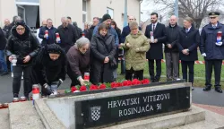 Osijek, 05. 12. 2025, Hebrangova 32, Počast Rosinjači, Dan obrane grada Osijeka, Nataša Tramišak, Ivan Anuštić, Dragan Vulin.... Roditelji poginulih, u sredini majka Davora Milasa.snimo GOJKO MITIĆ