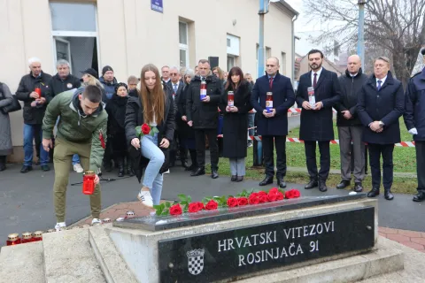Osijek, 05. 12. 2025, Hebrangova 32, Počast Rosinjači, Dan obrane grada Osijeka, Nataša Tramišak, Ivan Anuštić, Dragan Vulin....snimo GOJKO MITIĆ