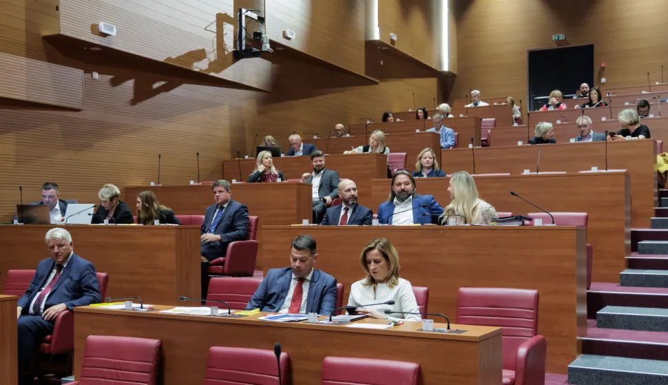 Zagreb, 15.10.2025. - U povodu 34. godišnjice pogibije general-bojnika Blage Zadre, predsjednik Hrvatskoga sabora Gordan Jandroković predvodio je izaslanstvo Hrvatskoga sabora te kod biste Blage Zadre ispred zgrade Hrvatskoga sabora položio vijenac i zapalio svijeću.foto HINA/ Edvard ŠUŠAK