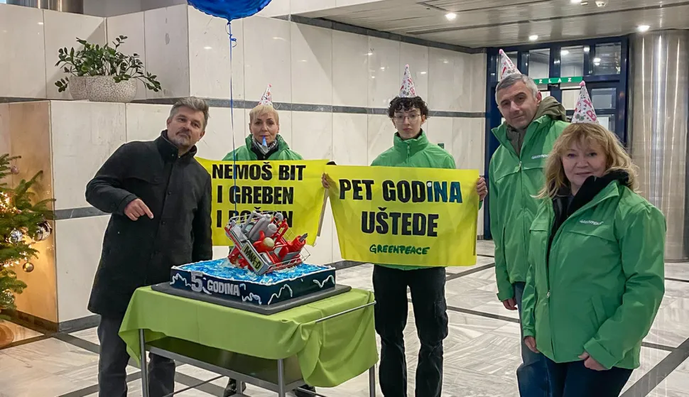 Zagreb, 05.12.2025. - Aktivisti Greenpeacea Hrvatska upozorili su u petak na performansu pred zgradom Ine na petu obljetnicu potonuća plinske platforme Ivane D, koja je i dalje na dnu Jadranskog mora, te su zatražili da Ina &scaron;to prije izvadi svoj otpad iz Jadrana i prestane s demagogijom "umjetnog grebena". foto HINA/ Greenpeace/ tm