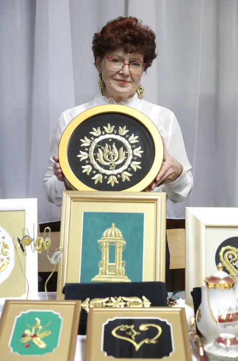 Osijek, 05. 12. 2025., K. P. Svačića 37, Škokačka grana, manifestacija, šokački suveniri, izbor najboljeg suvenira - zlatovez, Davorka Galić - voditeljica radionice zlatovezSNIMIO BRUNO JOBST