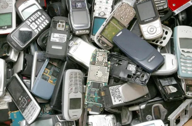 22.02.2014., Koprivnica - Gradjani zbog neimastine sve cesce daju svoje mobilne uredjaje na popravak umjesto da kupuju nove, cesto cak i kad je rijec o nekoliko godina starim mobitelima sa slabim baterijama, dotrajalim tipkovnicama, unistenim maskama i drugim manjkavostima. Photo: Marijan Susenj/PIXSELL------4 stupca colornovosti