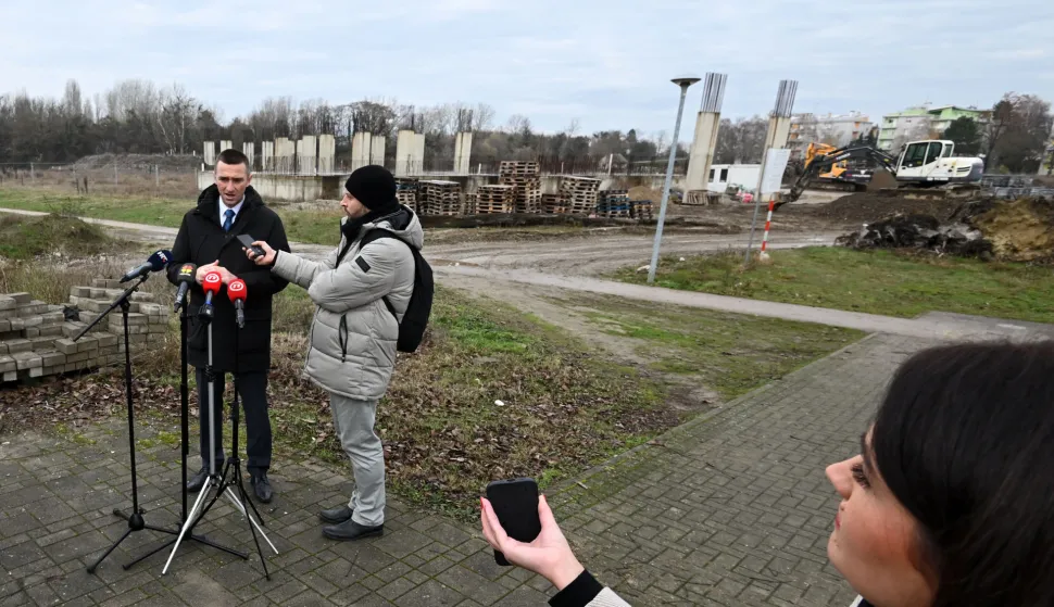 Vukovar, 06.12.2025. - Na &scaron;etnici kod gradili&scaron;ta nove Ekonomske &scaron;kole, predsjednik Domovinskog pokreta Ivan Penava održao konferenciju za medije s temom izglasanog amandmana na državni proračun vrijednog 27 milijuna eura, za dovr&scaron;etak projekta Ekonomske &scaron;kole u Vukovaru s gradskom sportskom dvoranom. Na fotografiji Ivan Penava. foto HINA/ Gordan Panić/ tm