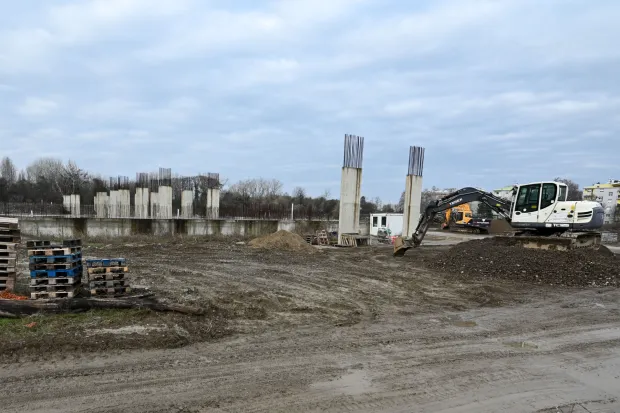 Vukovar, 06.12.2025. - Na &scaron;etnici kod gradili&scaron;ta nove Ekonomske &scaron;kole, predsjednik Domovinskog pokreta Ivan Penava održao konferenciju za medije s temom izglasanog amandmana na državni proračun vrijednog 27 milijuna eura, za dovr&scaron;etak projekta Ekonomske &scaron;kole u Vukovaru s gradskom sportskom dvoranom. foto HINA/ Gordan Panić/ tm