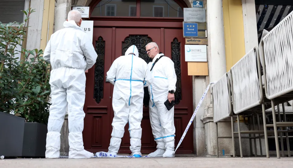 6.12.2025.., Rijeka - U stubistu zgrade Trga Republike Hrvatske broj 2 pronadjena je tesko ozlijedjena zena koja je preminula i muskarac s ozlijedama vrata. Photo: Nel Pavletic/PIXSELL