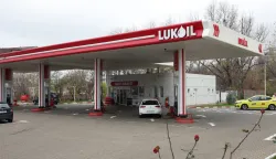 epa12566927 Cars refuel at a Lukoil gas station in Bucharest, Romania, 03 December 2025. The Romanian government approved on 02 December a mechanism for state intervention in companies affected by US sanctions. The measure is directly related to the Lukoil situation, given that US sanctions against the Russian oil giant entered into force on November 21 for the Lukoil refinery, and will apply from December 13 for gas stations on Romanian soil. Lukoil owns the Petrotel-Lukoil refinery in Romania, a network of 310 gas stations and has approximately 3,000 employees. EPA/ROBERT GHEMENT